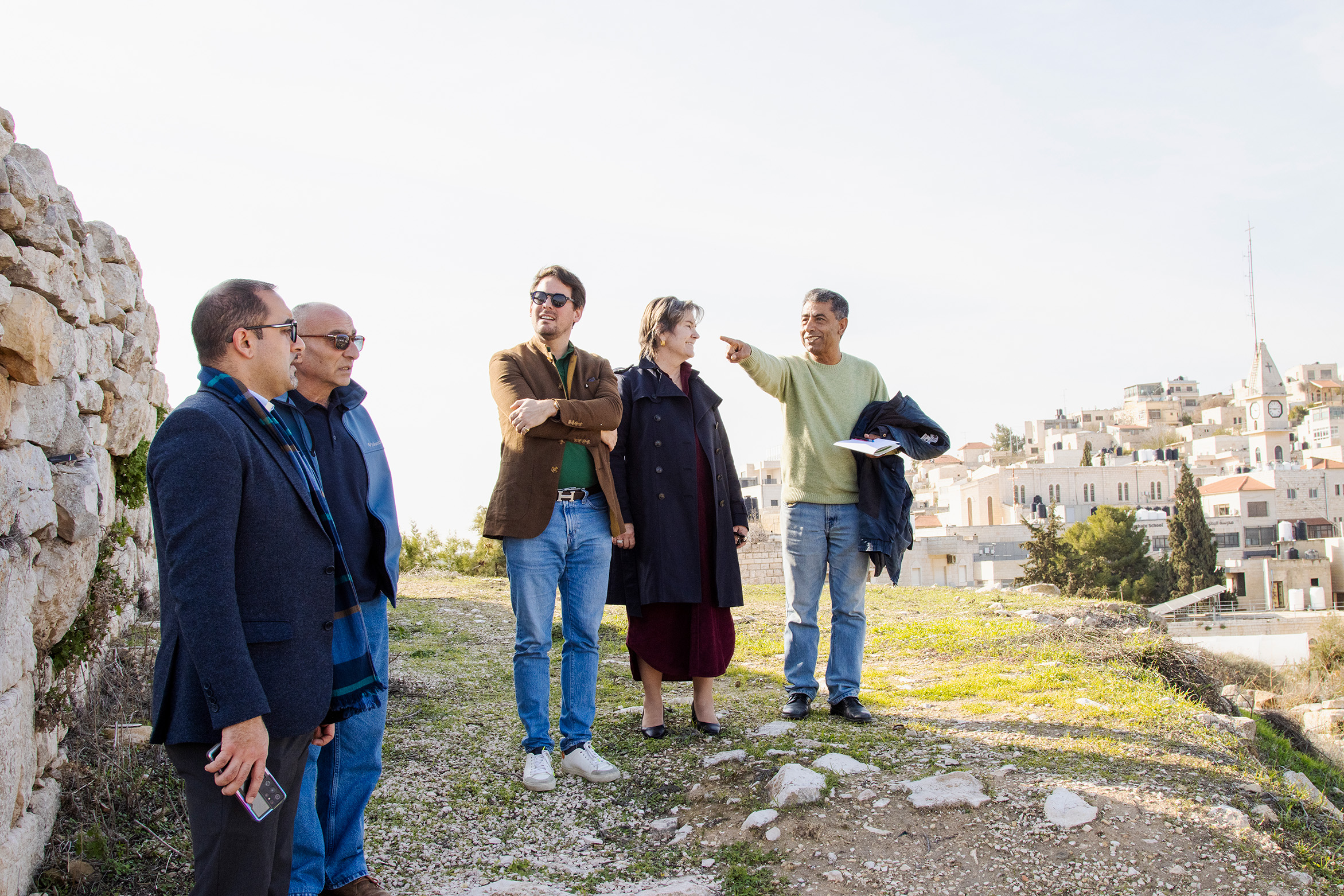 الأب بشار فواضله يستقبل سفيرة فرسان مالطا ويعرض واقع الطيبة وتحدياتها