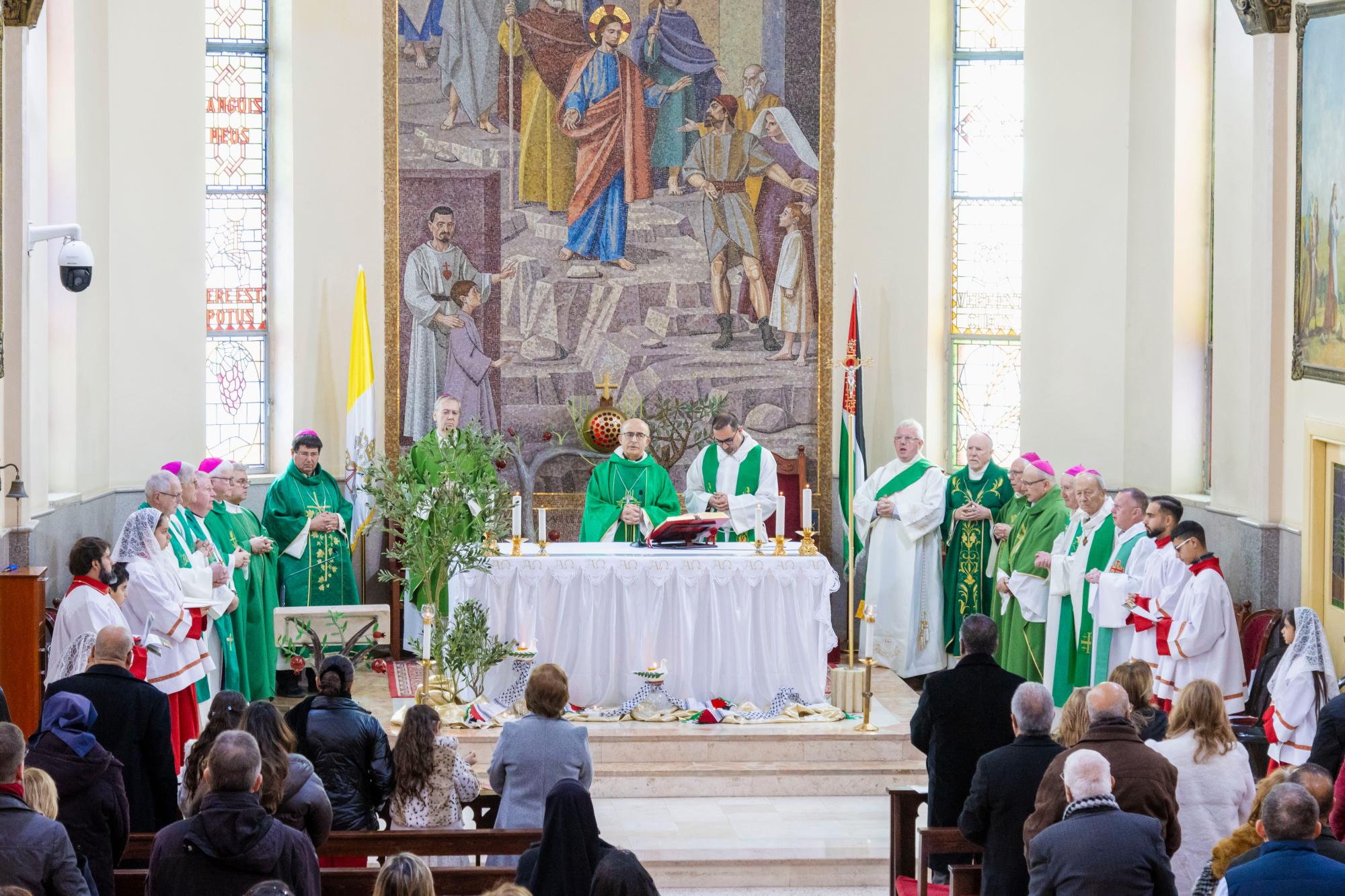 زيارة أساقفة دوليين للطيبة: دعم متواصل للجماعة المسيحية والفلسطينيين